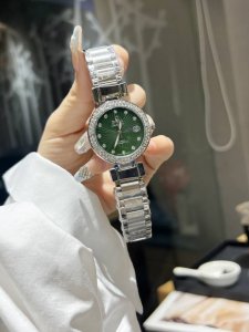 欧米茄女士腕表 进口石英机芯 直径 32Mm厚.5Mm该款腕表备受女性喜爱，在不同的场合映耀着她们各自的独特个性与迷人风华