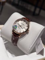 白 金 钢带+20 钻圈+20 香奈儿 女士腕表 进口石英机芯 316L精钢表壳 直径34Mm厚8Mm该款腕表备受女性喜爱，四季衣服搭配，尽显优雅 在不同的场合