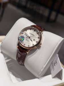 白 金 钢带+20 钻圈+20 香奈儿 女士腕表 进口石英机芯 316L精钢表壳 直径34Mm厚8Mm该款腕表备受女性喜爱，四季衣服搭配，尽显优雅 在不同的场合