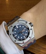 都是蓝色还是好看的 [偷笑R]试试朋友的15720，[自拍R]不愧是克里斯同款[萌萌哒R]蓝色也很美的呀 #爱彼15720St蓝盘 #15720St #2624