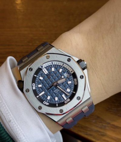 都是蓝色还是好看的 [偷笑R]试试朋友的15720，[自拍R]不愧是克里斯同款[萌萌哒R]蓝色也很美的呀 #爱彼15720St蓝盘 #15720St #2624