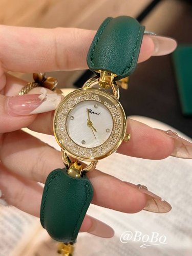 肖邦手表也太绝了吧，表盘内细流动锆石，简直像把星河装进了手表里。 贝壳面更是美到犯规，自带温润的光泽，超有质感。 每一次看时间，都像是在欣赏一件艺术品，满满的精