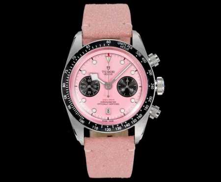 T Factory 帝舵 Tudor Black Bay Chrono系列是一款融合潜水表传统与赛车计时功能的混合型腕表，以其复古美学与现代技术著称。以下是该系 - 点击图像关闭