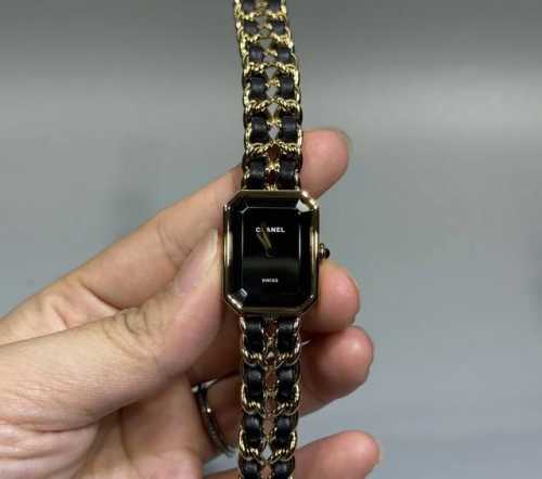 迷人的旧时光 小香中古风方糖手表 质感高级还带着从容感 可盐可甜的法式情怀是这款手表的关键词。