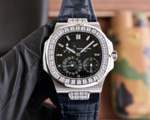 全新tb出品 2024新款男士连帽夹克系列 无尽的几何变化中解构并重建了服装的整体和细节 打造了一支迷幻的激光打孔影像 一款非常好看的夹克早已不再局限于运动套装