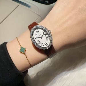 卡家经典之作浴缸系列Baignoire 小号尺寸31.4*23.1毫米，小巧别致叉夺人眼球，时髦中更透露一丝奢华，实物拿到手的时候大吃一惊，颜值高 ！椭圆外型的