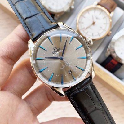 品牌:欧米加 款式：尊贵绅士潮男腕表机械 尺寸：40Mm×11Mm 机芯：8215机心 镜面：矿物质水晶玻璃 材料：316精钢 表扣：针扣 精致打造，完美呈现S