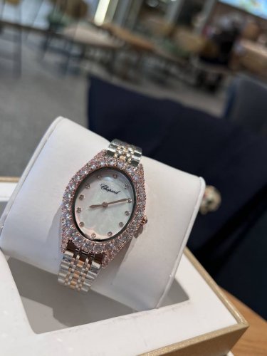 皮带 ，钢带 Chopard萧邦L‘Heuredudiamant#系列腕表，采用品牌标志性“皇冠爪镶”工艺，以精湛技艺与风格为女性之美谱写出一曲奢美的颂歌，一如