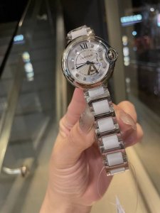 白壳 独家首发 钢间陶瓷 卡地亚 经典蓝气球 Cartier 人鱼玻璃 凸面弧形表壳，扭索雕纹表盘，剑形指针，表带采用进口陶瓷搭配316精钢，在卡地亚制表世界中