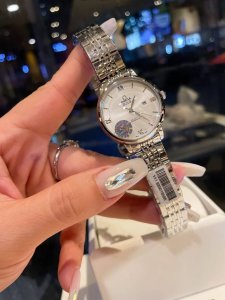 FFF金 钢带+20 钻圈+20 欧米茄-OMEGA 女士腕表 进口石英机芯 316L精钢表壳 直径34mm厚8mm该款腕表备受女性喜爱，四季衣服搭配，尽显优雅