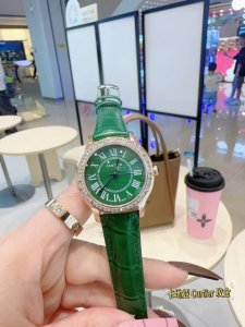 皮带 卡地亚女士腕表 进口石英机芯 直径 33Mm 三针石英腕表，头层小牛漆皮表带 蝴蝶扣钢带该款腕表备受女性喜爱，在不同的场合映耀着她们各自的独特个性与迷人风