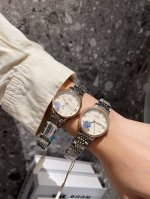 白 金 钢带+20 钻圈+20 欧米茄-Omega 女士腕表 进口石英机芯 316L精钢表壳 直径34Mm厚8Mm该款腕表备受女性喜爱，四季衣服搭配，尽显优雅在