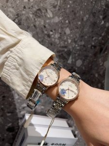白 金 钢带+20 钻圈+20 欧米茄-Omega 女士腕表 进口石英机芯 316L精钢表壳 直径34Mm厚8Mm该款腕表备受女性喜爱，四季衣服搭配，尽显优雅在