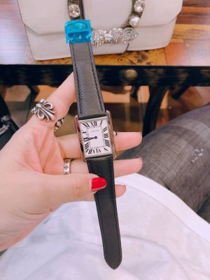卡地亚 坦克系列！ 大中小3个号纯皮带原装表扣 荔枝皮纹石英进口机芯 返修率超低