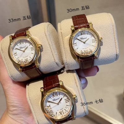 光 钻 快乐钻Happy Diamonds 作为萧邦最门热最畅销的系列一以直细腻的手法诠释萧邦志标性灵动钻的石概念，此系列作柔品美而时尚，新款快乐钻的口圈弧形线