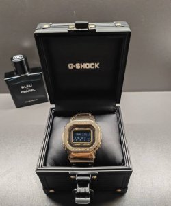 男女明星都爱的小金块 今天小腿给大家带来一款小伙伴们非常熟悉的表款-小金块 作为卡西欧35周年纪念款的小金块，热度居高不下，时尚潮人专属除了使用硬质不锈钢并施以