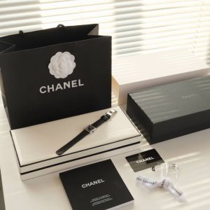 黑色款 现货 316L精钢表壳，23X23Mm大小，厚6.0Mm 搭载正品一致的瑞士原装机芯，电量超3年以上 方形蓝宝石玻璃，硬度仅次于钻石，始终让你的表盘清晰