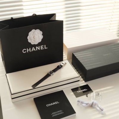 黑色款 现货 316L精钢表壳，23X23Mm大小，厚6.0Mm 搭载正品一致的瑞士原装机芯，电量超3年以上 方形蓝宝石玻璃，硬度仅次于钻石，始终让你的表盘清晰