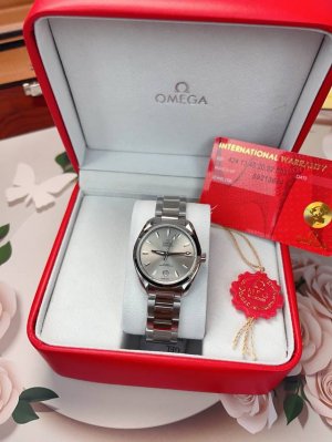 时尚石英女款 欧米茄 海马系列Aqua Terra Shades腕表34毫米 至臻天文台表 以不同色彩展现佩戴者的个性与风格。经过打磨和漆面处理，呈现出太阳射线