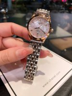 金 钻30 浪琴表结合女性材质与动感线条 打造出全新康柏系列 Conquest Classic 腕表 新款腕表仍然忠实于该品牌的标志性优雅气质 该系列腕表采用进