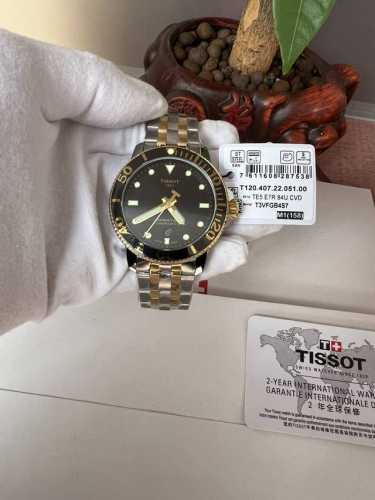 天梭海星 系列80机芯机械男表，T120.407.22.05 黑面金钉，间电金色钢带款。 超强夜光面钉和指针，可顺时针转动圈口，潜水功能性强。现货。 欢迎下单！