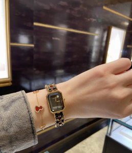 Chanel 新款黑金方糖 时尚真的是轮回，我在日本学鉴定那年收了Vintage黑金方糖，后来又给身边很多人种草，我那时候买来4000多，如今中古款行情涨到90