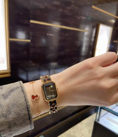 Chanel 新款黑金方糖 时尚真的是轮回，我在日本学鉴定那年收了Vintage黑金方糖，后来又给身边很多人种草，我那时候买来4000多，如今中古款行情涨到90