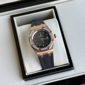 胶带 Rf工厂 爱彼皇家橡树系列型号67601石英腕表，皇家橡树系列独有的八角形外观还拥有爱彼独特的设计风格也将女士优雅风格融入其中，深受女明星们的爱戴，表带澳