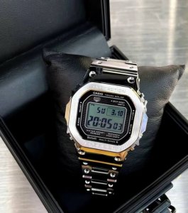 发货实拍，终于出货！小银砖，银色Gmw-B5000D-1Jfb5000 35周年方块钢带表 采用了极为用心的抛光和打磨，显得质感非常高级。经典的G-Shock壳