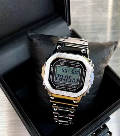 发货实拍，终于出货！小银砖，银色Gmw-B5000D-1Jfb5000 35周年方块钢带表 采用了极为用心的抛光和打磨，显得质感非常高级。经典的G-Shock壳