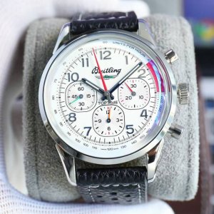gm Factory 出品 To年灵全新计时腕表 Navitimer ，百年灵以大胆色彩焕新演绎经典腕表。 1直径42Mm，跟一致的尺寸！ 2迭代款无疑是地道的