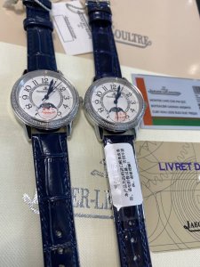 白 枚 ，鳄鱼皮 积家约会女表，女人的三大梦想之一 积家约会系列高品质女表，月相功能一个月转动一次，进口石英机芯，蓝宝石镜面，原装折叠扣。尺寸宽34Mm，厚10