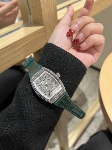 法兰克穆勒Franck Muller 新款酒桶方型Master Square系列女士腕表，众多网红同款，电镀白金，手工镶嵌工艺，进口石英机芯，搭配牛皮表带。尺寸