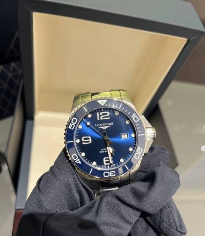 浪琴康卡斯陶瓷圈潜水表 经典的太阳纹饰底盘，镶嵌立体时标，可旋转陶瓷圈，防水深度300米，大气又时尚！ 机械机芯动能最长可达约72小时左右。