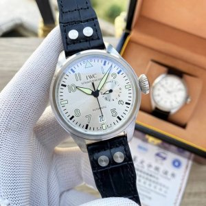金+20万国 Iwc精品男士腕表，多功能设计，尊贵大气，绅士风范，卓越品质，热卖全城。采用全自动机械机芯，顶级316精钢表壳表带，矿物质超强镜面，尺寸44*13