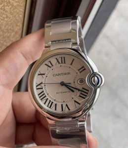 卡地亚最具代表性的腕表蓝气球，圆圆的表盘辨识度很高，42的表径对大手腕男生很友好，侧边包围蓝宝石表冠是蓝气球专属款式。 #卡地亚 #卡地亚蓝气球