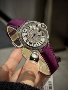 卡地亚 36Mm 瑞机 鱼眼玻璃 磨砂扣 DDD 匠心之作卡地亚蓝气球，精致33Mm石英腕表，传统三针设计 星空运转 时间流淌 特殊工艺镶钻，个性 完美 搭配鱼