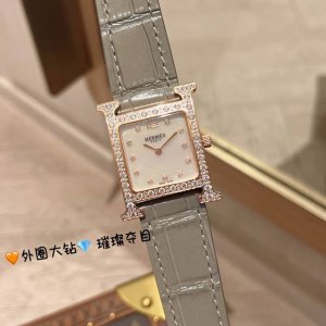 heure H腕表 新款大钻石 “羽毛”镶钻 26X26Mm 白色天然珍珠母贝表盘，瑞士石英机芯，可自由搭配手拆卸意大利牛皮或美洲鳄鱼皮，不锈钢针扣，底盖立体浮