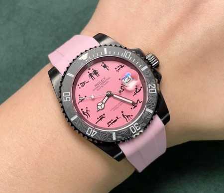 新品 劳力士Rolex“春宫表”17世纪末，为满足贵族对奢华艺术的追求，欧洲制表师们特将春宫图案绘制在钟表之上，于是华丽的“春宫表”从此诞生劳力士顶级玩物毒货， - 点击图像关闭