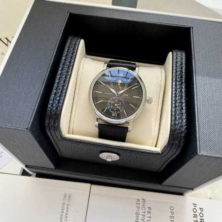 玫瑰金+20Iwc柏涛菲诺系列Iw3 01腕表是品牌推出的第一款配备全新自主研发全历模块的作品！ 而其他款式不同，此次表盘采用“上下双眼”布局，12点字位显示星 - 点击图像关闭