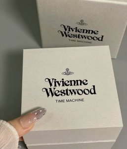 西太后介个火龙果色手表泰好看了叭 同时满足了我的少女心和女王心 实物到手是很有重量和质感的那种 搭配包装礼盒送人挺有排面的