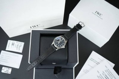 硬货首发，爆款新款，市场独家！Iw328201。万国飞行员马克二十传承腕表，采用原装瑞士机芯。40Mm表径，全数字刻度超强夜光，双面防反光凸状蓝宝石玻璃表镜。独
