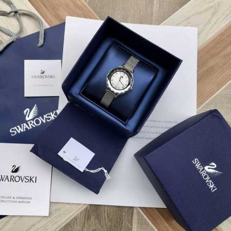 专柜最新款！Swarovski施华洛世奇Octea Nova系列石英腕表，表盘颜色青春靓丽，蜥蜴纹的意大利小牛皮表带，与太阳纹表盘颜色交相呼应，灵动跃然而出，展 - 点击图像关闭