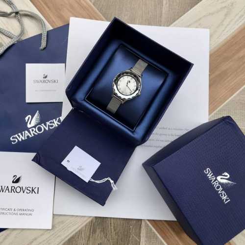 专柜最新款！Swarovski施华洛世奇Octea Nova系列石英腕表，表盘颜色青春靓丽，蜥蜴纹的意大利小牛皮表带，与太阳纹表盘颜色交相呼应，灵动跃然而出，展