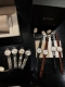 白 金 钢带+20 钻圈+20 欧米茄-Omega 女士腕表 进口石英机芯 316L精钢表壳 直径34Mm厚8Mm该款腕表备受女性喜爱，四季衣服搭配，尽显优雅在