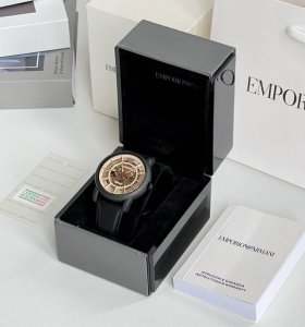 新年福利款 手表真的是男生搭配里不可缺少的一环，就像女孩子出门不能没有口红一样！一块好的手表就是你内在品味的体现。 阿玛尼男士机械腕表 黑武士系列 Ar6004