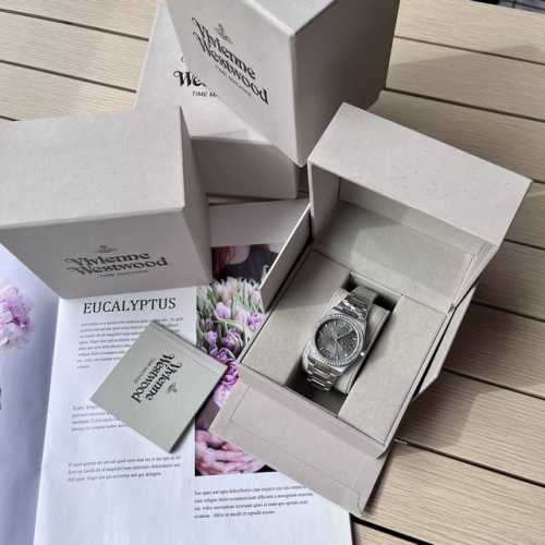 原厂vivienne Westwood 薇薇安西太后系列 西太后的手表真的是神仙打架 印花纹路bling Bling的外圈点缀，有棱有角，让硬派的造型，更多了一