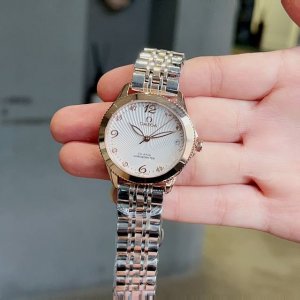 品牌：欧米茄-Omega 最新推荐 零维修 类型：女士腕表 表壳：316精钢 做工优质 表带：进口真牛皮 精钢间陶瓷带 两种可选 机芯：进口8215全自动机械机