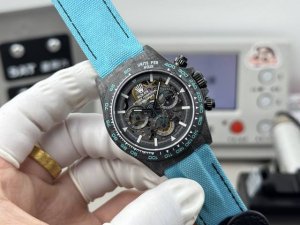 迪通拿系列镂空碳纤维超轻 40Mm 12.4厚度 机芯。克重仅50克。 迪通拿系列镂空碳纤维超轻 40Mm 12.4厚度 机芯。克重仅50克。