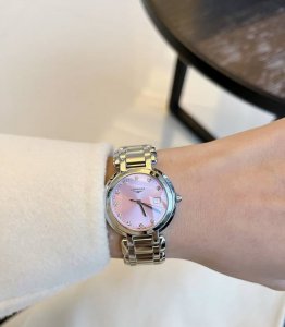 浪琴心月粉盘真的太美啦！ DDD 第一眼就喜欢上啦，过生日马上就安排上！30Mm的表盘直径，上手感觉很精致，搭配大衣真的好好看这个金属质地的粉色有一种清冷感好绝